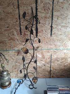 lot 588 image: 42 Bottle Holder Metal Wall Dcor