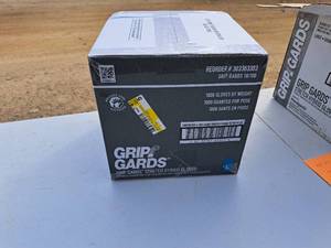 lot 600 image: Lot of (1 Box) Handgards Grip Gards Stretch Hybrid Foodservice Grade Size Large Work Gloves