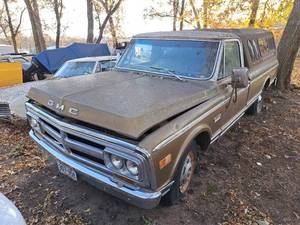 lot 302 image: 1970 GMC 2500 34-Ton V-Eight Custom Camper 2-Door Camper Truck