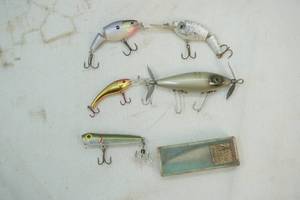 lot 552 image: Fishing Lures
