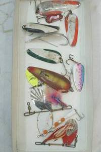 lot 561 image: Fishing Spoon Lures