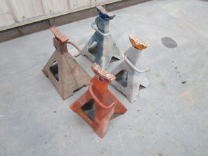lot 26 image: (4) 5 ton Jack Stands
