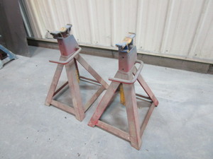 lot 27 image: (2) 7 ton Snap-On Jack Stands