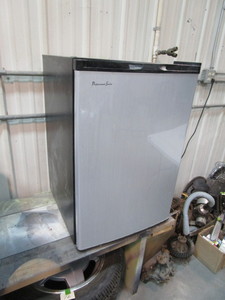 lot 90 image: Medium Size Dorm Refrigerator
