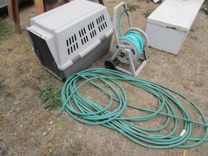 lot 34 image: Pet Kennel & Garden Hoses