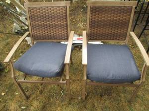2 Nice metal frame patio chairs wit...