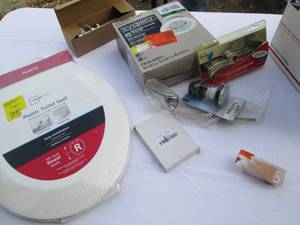 Box of assorted bathroom fixture re...