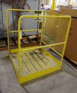lot 4 image: Forklift man lift basket