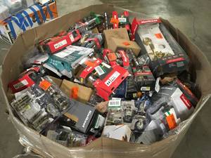 Pallet of Door Locks, Lock Smith - Customer returns - review all pictures