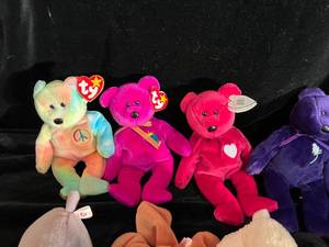 lot 9 image: Ty Beanie Babies (21) and 3 Teenie Beanies Princess, Millennium, Peace & More