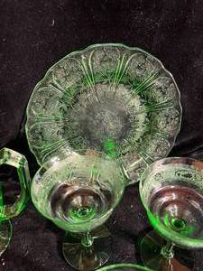 lot 12 image: Uranium Glassware Lot 1