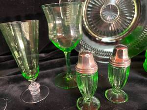 lot 13 image: Lot 2 of Uranium Glassware