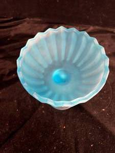 lot 22 image: Vintage Indiana Glass Pedestal Bowl