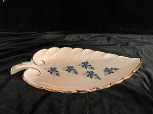 lot 30 image: Maurice of California Leaf Serving Platter