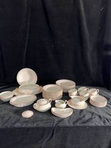 lot 34 image: Homer Laughlin Empress Dish Set