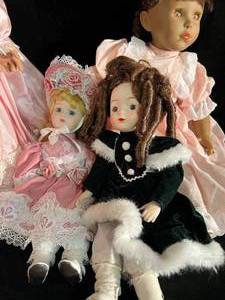 lot 46 image: Lot of 6 Dolls