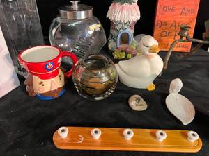 lot 82 image: Assorted Home Decor Lot