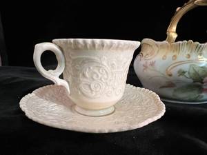 lot 89 image: Teacups with Saucers and Ceramic Backet