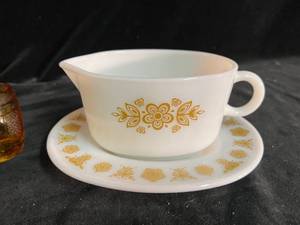 lot 206 image: Vintage Pyrex Gravy Boat with Small Amber Glasses