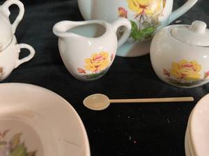 lot 203 image: Vintage Childs Tea Set