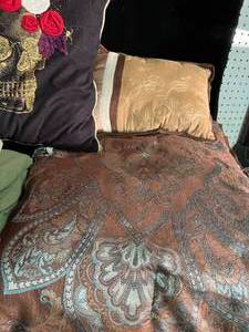 lot 116 image: Bedding, Pillows, Blankets, and More