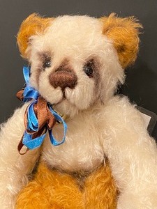 lot 100 image: Handcrafted Mohair Teddybear by DiBear