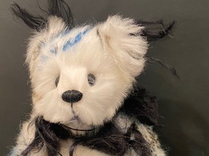 lot 99 image: Handcrafted Teddybear Snookie by Donna Nielsen - DiBear