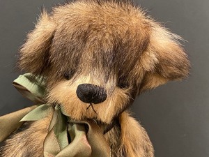 lot 38 image: Peggys Teddies Handcrafted Real Hair - One of a Kind Teddybear named Wiley
