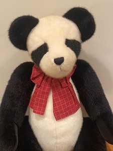 lot 25 image: Rare 2002 40 Boyds Bear- Pandora w Tags