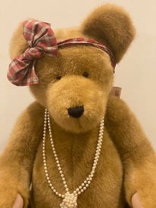 lot 26 image: Boyds Bears Giant Nana Bearhugs
