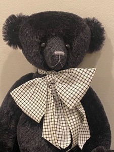 lot 30 image: Bear-S- Ence Handcrafted Teddybear by Steve Schutt Uki