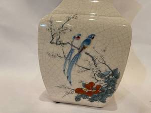 lot 209 image: Vintage Asian Bird Themed Vase