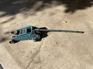lot 238 image: Sears 1.5 Ton Hydraulic Floor Jack Model 214.124500