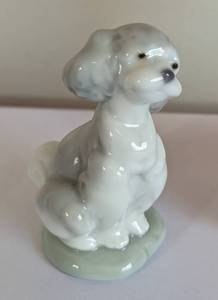 lot 48 image: Lladro Plaque and Dog Porcelain Figurines