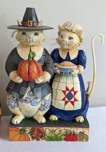 lot 54 image: Five Jim Shore Heartwood Creek Cat Figurines including Jim Shore Kitty in a Witch Hat and Jim Shore Scaredy Cat