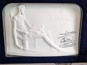 lot 60 image: Lladro Society Member Box