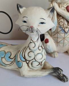 lot 66 image: Four Jim Shore Heartwood Creek Cat Figurines including Jim Shore Tabitha, Jim Shore Calico Cat & More