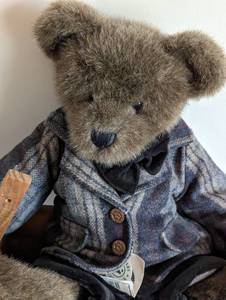lot 75 image: Boyds Bears Chalkboard Figurine and Wagon