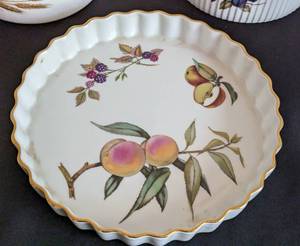 lot 119 image: Vintage Royal Worcester Evansham Servingware