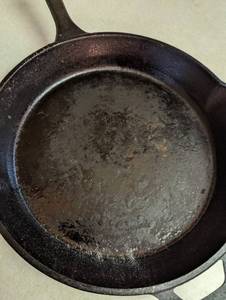 lot 127 image: Crofton Cast Iron Skillet