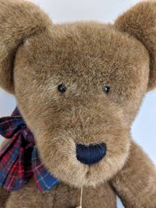 lot 147 image: Large 40 Boyds Bears Hugo P. Bearhug