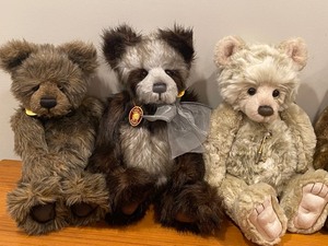 lot 214 image: 4 Charlies Bears Teddy Bears with Tags - Charlie Bear Henry, Charlie Bear Double, Charlie Bear Hayden & More