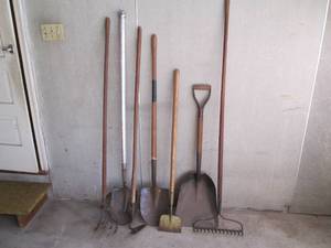 Lot of assorted garden tools includ...