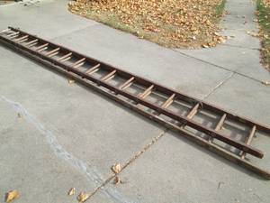 16 Long extending ladder, made of ...