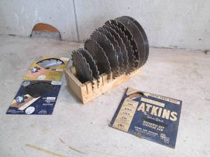 Wood holder with saw blades, assort...
