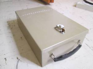 Sturdy cash box with key...