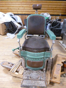 lot 15 image: Vintage Koken Companies Barbers Chair