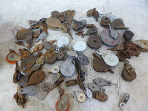 lot 100 image: Miscellaneous Pulleys