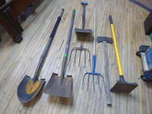 lot 142 image: Yard Tools