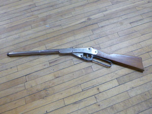 lot 152 image: Daisy BB Gun